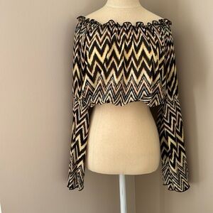 Beautiful bell sleeve crop shirt, can be worn longer